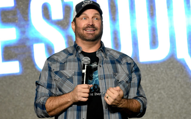 Garth Brooks Gifts Autographed Guitar For A Little Girl’s First Concert